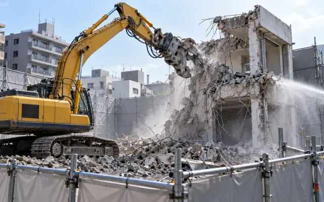 解体・基礎工事の現場